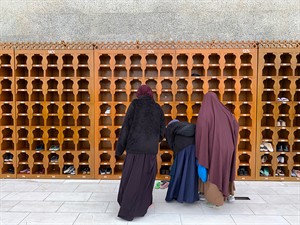 shutterstock_2592623015_shoe rack in mosque_vieta kur novietot apavus mošejā.jpg