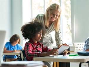 shutterstock_2036186273_teacher helping_skolotāja palīdz.jpg