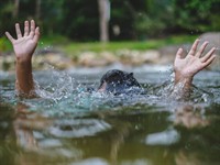 Shutterstock_2207151021_person drowns_cilvēks slīkst.jpg
