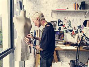 Shutterstock_531101797_fashion designer_modelētājs.jpg