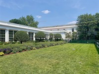 shutterstock_2372906883_White House garden_Baltās Mājas dārzs.jpg
