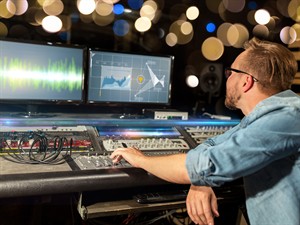 shutterstock_1020557413_sound recording studio_skaņas ieraksta studija.jpg