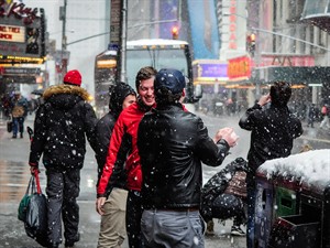 Miguel Pessoa Shutterstock_Men play with snow_Vīrieši spēlējas ar sniegu.jpg
