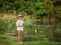 Shutterstock_1718222632_little boy fishing_mazs zēns makšķerē (1).jpg