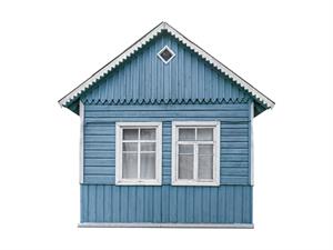 Shutterstock_2280066017_blue wooden house_zila koka māja.jpg