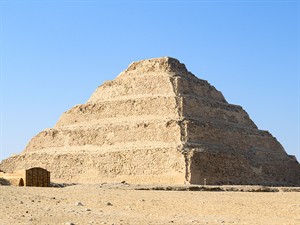shutterstock_1736402549_Step Pyramid of Djoser_Doseras piramīda.jpg