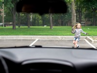shutterstock_1537350902_kid running in front of car_bērns izskrien mašīnas priekšā.jpg