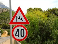 shutterstock_2493416147_Crosswind road sign_Sānvēja ceļa zīme.jpg