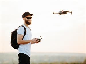 Shutterstock_740753230_operating drone_vada dronu.jpg