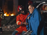 shutterstock_2083921285_paramedic and survivor_mediķis un cietušais.jpg