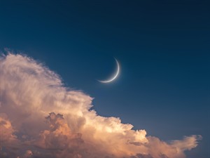 shutterstock_2516434191_young moon_jauns mēness.jpg