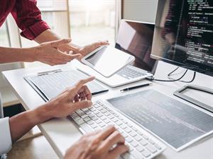 shutterstock_2313506721_programmmers cooperating_programmeri sadarbojas.jpg