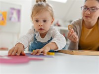 shutterstock_2716708549_teacher supporting a young child_skolotājs atbalsta mazu bērnu.jpg