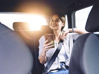 shutterstock_2132910857_woman in backseat_sieviete aizmugurējā sēdeklī.jpg