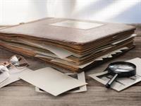 Shutterstock_1794495163_old family album_vecs ģimenes albums.jpg