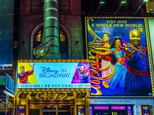 Mulevich Shutterstock_Aladdin Broadway show billboard_Aladina Brodvejas šova reklāmas stends.jpg