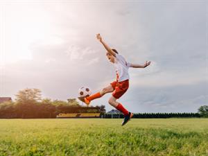 Shutterstock_655522363_playing football_spēlē futbolu.jpg