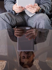 shutterstock_432647656_reflection in a glass tabletop_atspulgs stikla galda virsmā.jpg