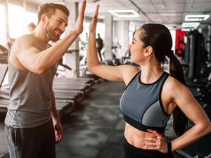 Shutterstock_1042146946_couple in gym_pāris sporta zālē.jpg