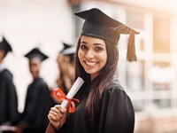 shutterstock_2304305969_woman graduation university_sieviete universitātes izlaidumā.jpg
