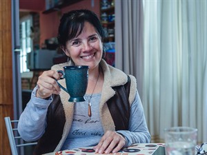 shutterstock_2155343927_woman with cup of tea_sieviete ar tasi tējas.jpg