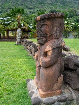 Shutterstock_2672633573_A traditional Marquesan tiki statue_Tradicionāla Marquesan tiki statuja.jpg