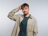 shutterstock_2688822239_ypung confused man_jauns apjucis vīrietis.jpg