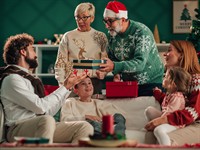 shutterstock_2687759929_family exchanging christmas gifts_ģimene dāvina Ziemassvētku dāvanas.jpg