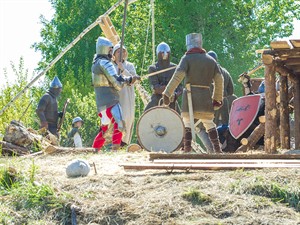 Edijs Volcjoks Shutterstock_Medieval festival at Livonian castle in Cesis_Viduslaiku svētki Livonijas ordeņa pilī Cēsīs.jpg