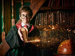 shutterstock_2754991571_Young wizard reading ancient magic book_Jauns burvis lasa senu maģijas grāmatu.jpg