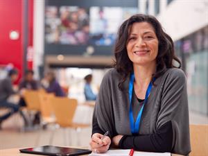 Shutterstock_1708897081_teacher she_skolotāja.jpg