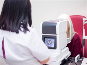 shutterstock_507245275_oftalmolog does eye diagnostics_Oftalmologs veic acu diagnostiku.jpg