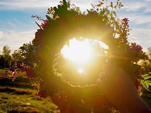 Shutterstock_1758724643_sun in flower crown_saule vainagā.jpg
