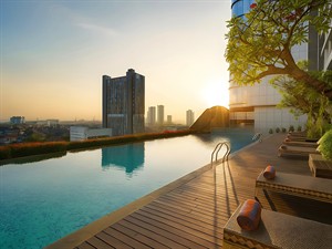 shutterstock_2666271385_swimming pool in hotel_peldbaseins hotelī.jpg
