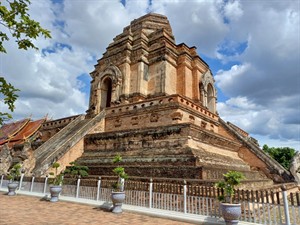 Shutterstock_2347503377_budism temple old_budistu templis.jpg