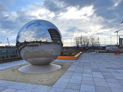 Derick P. Hudson Shutterstock_mirror sphere_spoguļa sfēra.jpg