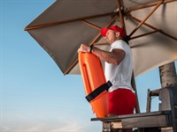 Shutterstock_1722676576_lifeguard_glābējs.jpg