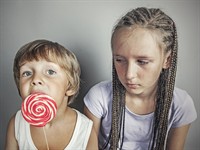 shutterstock_211557628_jelaous sister_skaudīga māsa.jpg