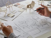 shutterstock_1714543357_furniture designer_mēbeļu dizaineris.jpg