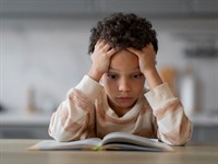shutterstock_2419692545_stressed little boy_satraukts mazs zēns.jpg