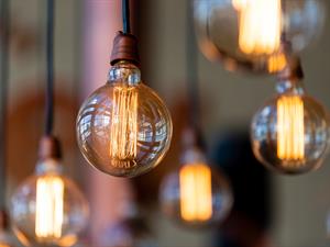 shutterstock_1670171428_lightbulbs_spuldzes.jpg