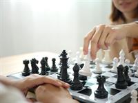 Shutterstock_2508663867_playing chess_spēlēt šahu.jpg