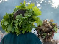 Shutterstock_2174071699_wreath of oak_ozola vainags.jpg