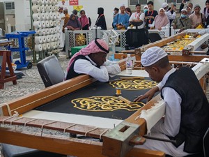 kiraziku2u Shutterstock_Kaaba Kiswa Manufacturing_svēto rakstu izšūšana uz Kaabas auduma.jpg
