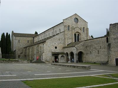 1200px-Basilica_di_aquilieia,_esterno_01.jpg