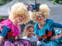 Michele Ursi Shutterstock_womans in costumes take a picture with girl_sivietes kostīmos fotografējas ar meiteni.jpg