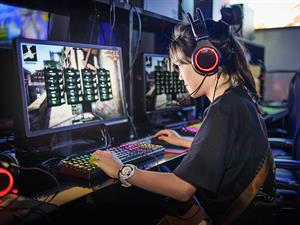 shutterstock_629136437_playing computer games_spēlē datorspēles.jpg