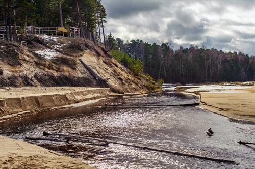 Upe ar smilšakmens krastiem.jpg