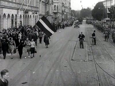 Sveikšana_uz_Aspāzijas_bulvāra_1941._gada_1._jūlijā.jpg