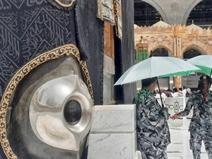 Teddy Mardona Shutterstock_Kaaba black stone_Kaabas melnais akmens.jpg